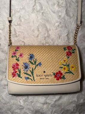 Kate Spade New York Staci Floral Straw Small Flap Crossbody in Garden Bouquet